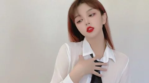 宋亚轩抽象拎帽